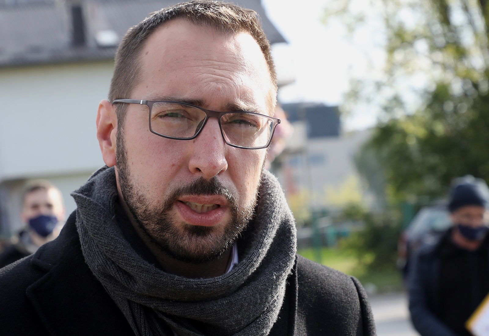 Zagreb, 16.04.2021. - Politièke platforme Zagreb je NA! i Moemo! odrale su konferenciju za medije ispred Doma zdravlja u Rudeu o problemima Rudea i Trenjevke sjever. Na fotografiji Tomislav Tomaeviæ, kandidat za gradonaèelnika Zagreba. foto HINA/ Lana SLIVAR DOMINIÆ/ lsd