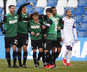 epa09142007 Sassuolo's Maxime Lopez (3-L) celebrates with teammates after scoring the 3-1 goal during the Italian Serie A soccer match US Sassuolo vs ACF Fiorentina at Mapei Stadium in Reggio Emilia, Italy, 17 April 2021.  EPA/SERENA CAMPANINI