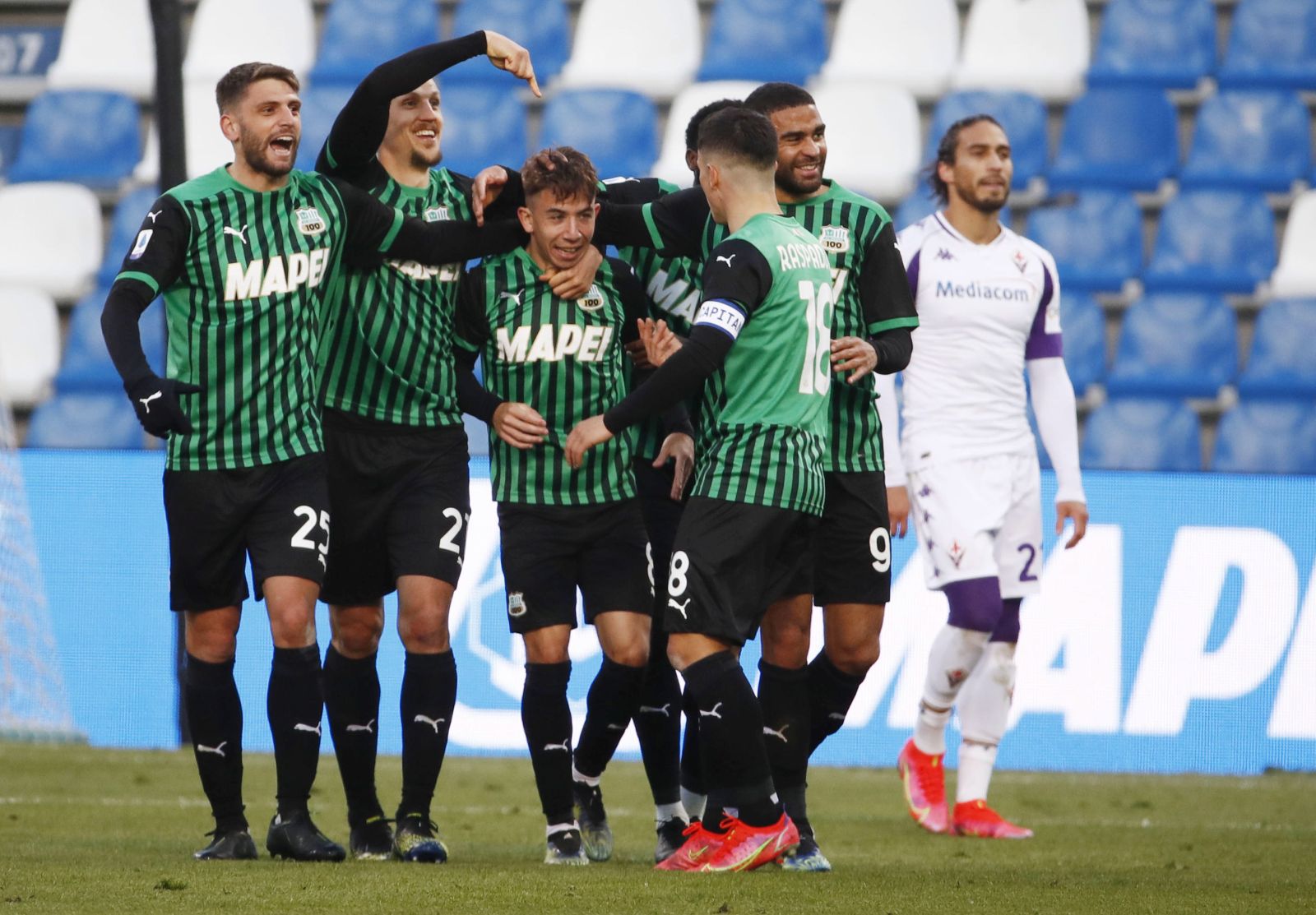 epa09142007 Sassuolo's Maxime Lopez (3-L) celebrates with teammates after scoring the 3-1 goal during the Italian Serie A soccer match US Sassuolo vs ACF Fiorentina at Mapei Stadium in Reggio Emilia, Italy, 17 April 2021.  EPA/SERENA CAMPANINI