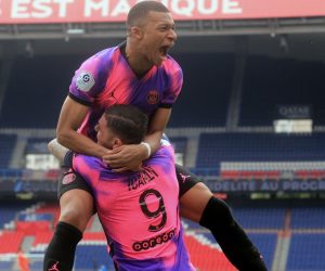 epa09143129 Paris Saint-Germain's Mauro Icardi celebrates his goal with Kylian Mbappe (up) during the French Ligue 1 soccer match between Paris Saint-Germain (PSG) and AS Saint Etienne (ASSE) at the Parc des Princes stadium in Paris, France, 18 April 2021.  EPA/CHRISTOPHE PETIT TESSON
