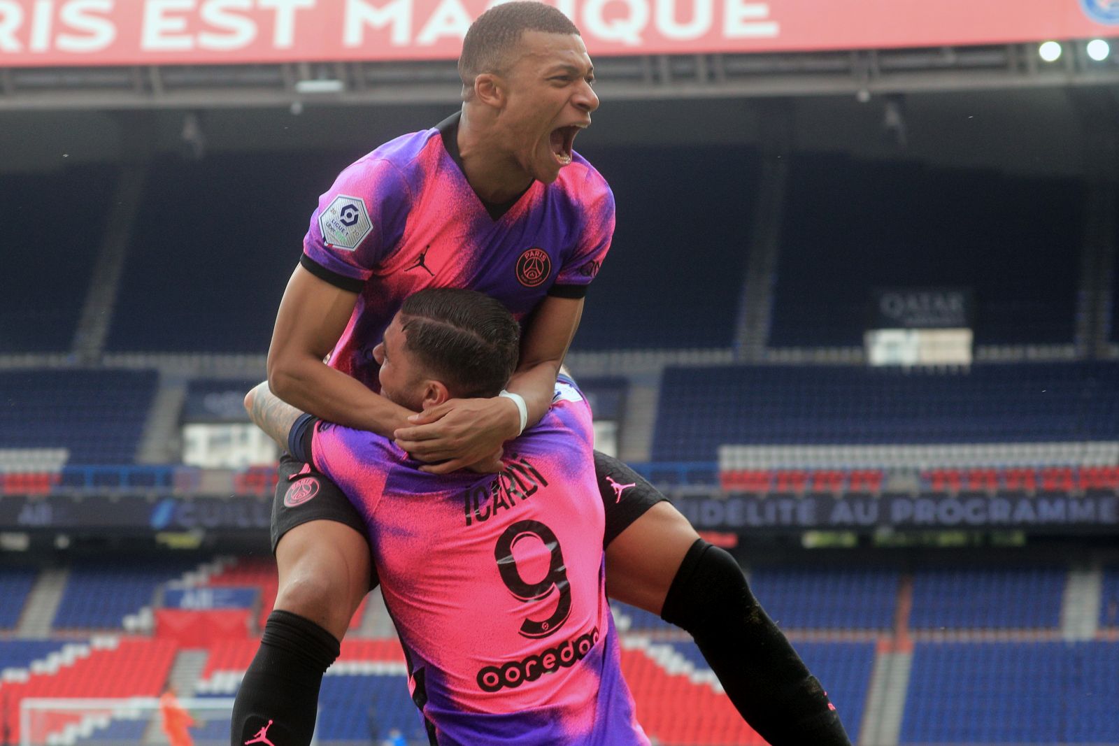 epa09143129 Paris Saint-Germain's Mauro Icardi celebrates his goal with Kylian Mbappe (up) during the French Ligue 1 soccer match between Paris Saint-Germain (PSG) and AS Saint Etienne (ASSE) at the Parc des Princes stadium in Paris, France, 18 April 2021.  EPA/CHRISTOPHE PETIT TESSON