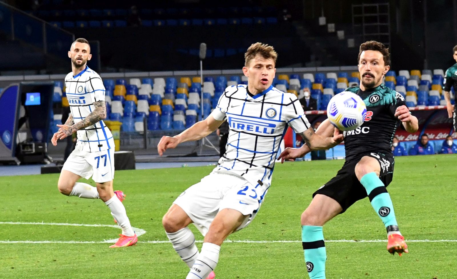 epa09144247 Napoli's Mario Rui (R) and Inter's Nicolo Barella (C) in action during the Italian Serie A soccer match between SSC Napoli and Inter Milan at Diego Armando Maradona stadium in Naples, Italy, 18 April 2021.  EPA/CIRO FUSCO