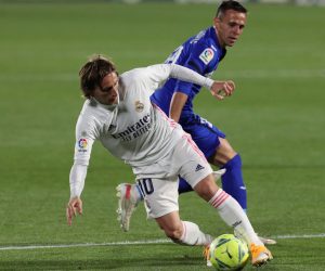 epa09144273 Getafe's midfielder Nemanja Maksimovic (R) vies for the ball with Real Madrid's midfielder Luka Modric (L) during the Spanish LaLiga soccer match between Getafe CF and Real Madrid held at Coliseum Alfonso Perez stadium, in Getafe, Madrid, central Spain, 18 April 2021.  EPA/Kiko Huesca
