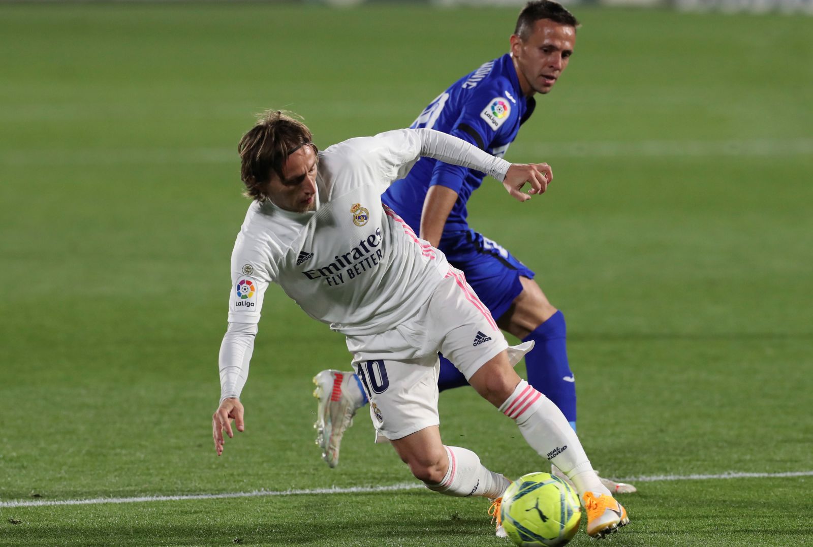 epa09144273 Getafe's midfielder Nemanja Maksimovic (R) vies for the ball with Real Madrid's midfielder Luka Modric (L) during the Spanish LaLiga soccer match between Getafe CF and Real Madrid held at Coliseum Alfonso Perez stadium, in Getafe, Madrid, central Spain, 18 April 2021.  EPA/Kiko Huesca