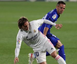 epa09144273 Getafe's midfielder Nemanja Maksimovic (R) vies for the ball with Real Madrid's midfielder Luka Modric (L) during the Spanish LaLiga soccer match between Getafe CF and Real Madrid held at Coliseum Alfonso Perez stadium, in Getafe, Madrid, central Spain, 18 April 2021.  EPA/Kiko Huesca