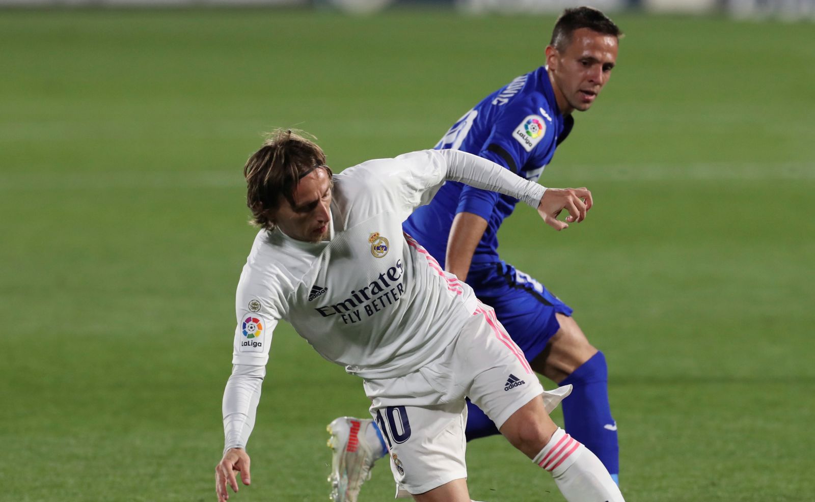 epa09144273 Getafe's midfielder Nemanja Maksimovic (R) vies for the ball with Real Madrid's midfielder Luka Modric (L) during the Spanish LaLiga soccer match between Getafe CF and Real Madrid held at Coliseum Alfonso Perez stadium, in Getafe, Madrid, central Spain, 18 April 2021.  EPA/Kiko Huesca