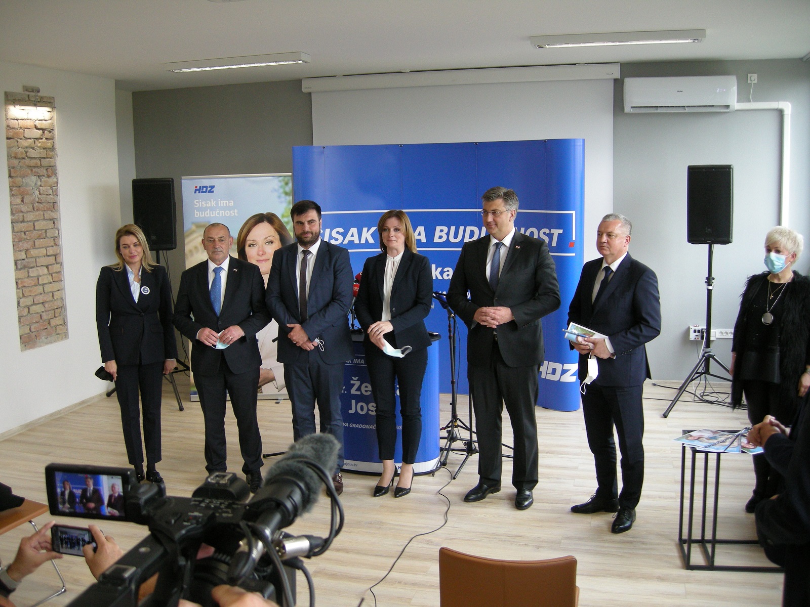 Sisak, 19.04.2021 - U Sisku je svoju kandidaturu za gradonaèelnicu predstavila dr. eljka Josiæ (HDZ), uz potporu premijera  Andreja Plenkoviæa, ministara  Tome Medveda, Darka Horvata, te drugih dravnih i stranaèkih dunosnika. foto HINA/ ik
