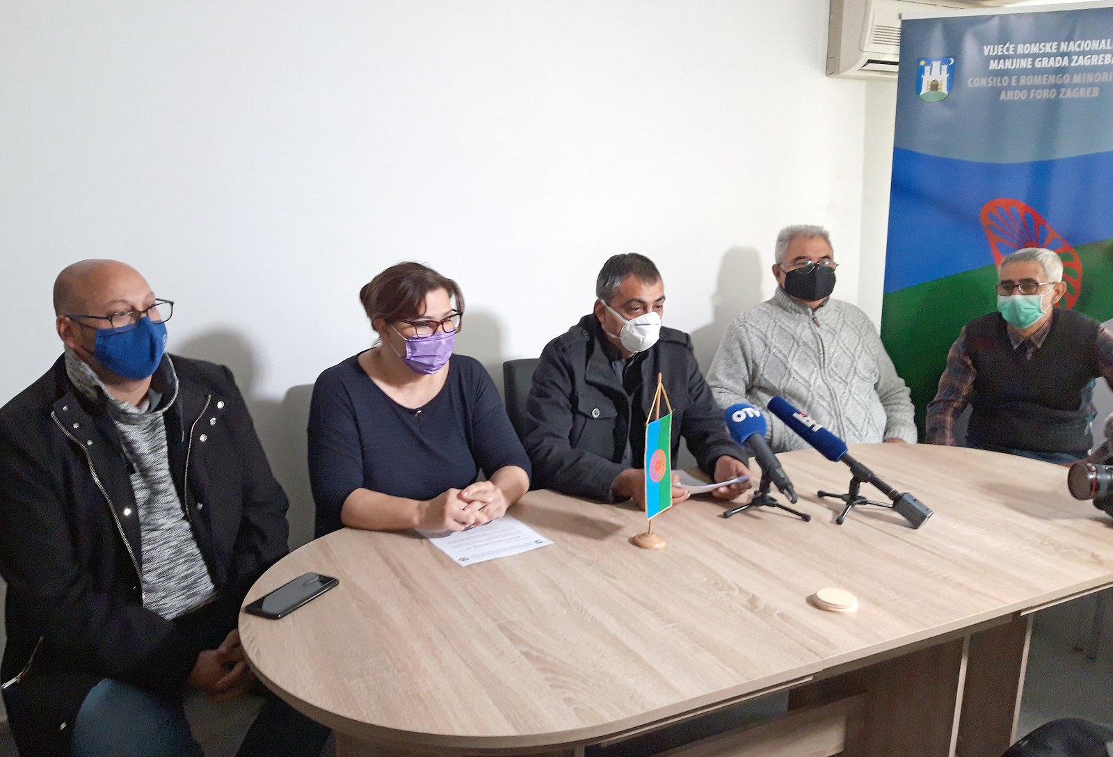 Zagreb, 19.4.2021.- Zamjenik predsjednika Vijeæa romske nacionalne manjine  Zagreba Jasmin Bajriæ pozvao je na konferenciji za novinare kandidate i kandidatkinje za zagrebaèkog gradonaèelnika da u kampanji ne zloupotrebljavaju Rome te ne ire stereotipe i predrasude.  
foto HINA/ Marina BUJAN/ ua