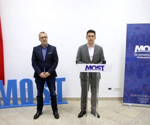 Zagreb, 20.04.2021 - Konferencija za medije na kojoj je Zvonimir Troskot, Mostov kandidat za zagrebackog gradonacelnika govorio o nunosti depolitizacije djecjih vrtica te predloio odredeno rjeenje da se tome stane na kraj. Uz Troskota, na konferenciji za medije govorio je i Marko Sladoljev vijecnik GC Stenjevec. Na slici Zvonimir Troskot i Marko Sladoljev.
foto HINA/ Damir SENCAR/ ds
