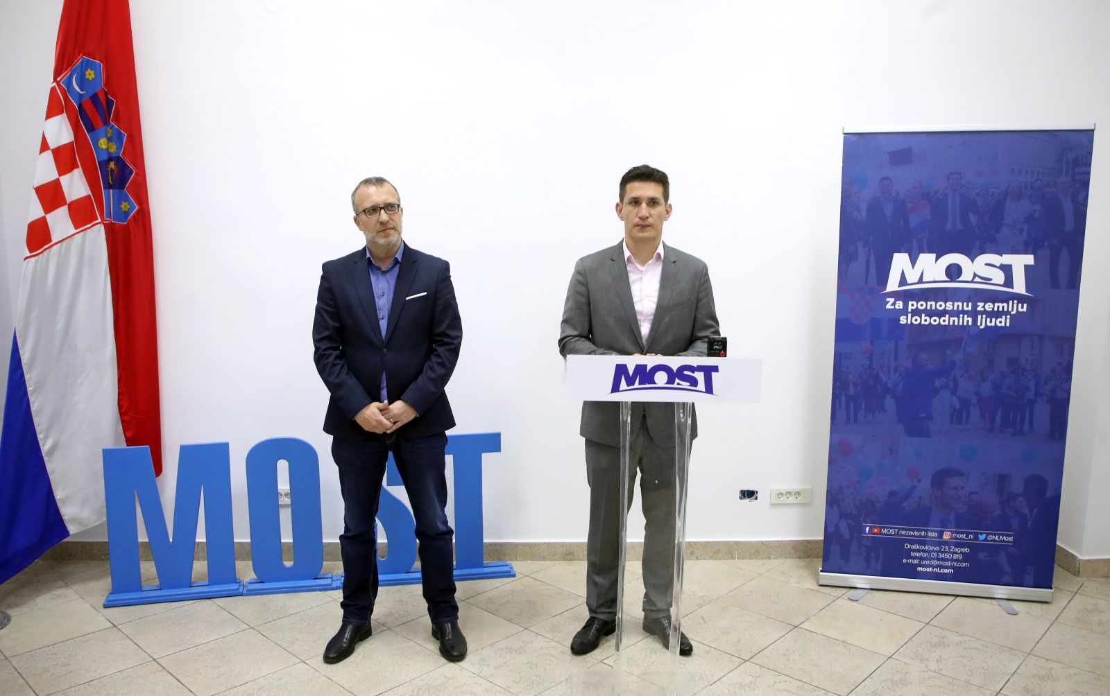 Zagreb, 20.04.2021 - Konferencija za medije na kojoj je Zvonimir Troskot, Mostov kandidat za zagrebackog gradonacelnika govorio o nunosti depolitizacije djecjih vrtica te predloio odredeno rjeenje da se tome stane na kraj. Uz Troskota, na konferenciji za medije govorio je i Marko Sladoljev vijecnik GC Stenjevec. Na slici Zvonimir Troskot i Marko Sladoljev.
foto HINA/ Damir SENCAR/ ds