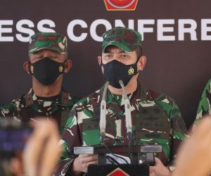 epa09151877 The head of the Indonesian Military Information Center, Achmad Riad (C), speaks to the media during a press conference following a report of a missing Indonesian submarine, at Ngurah Rai Airport in Bali, Indonesia, 22 April 2021. An Indonesia submarine was reported missing on 21 April during a torpedo drill in waters north of Bali with 53 people on board.  EPA/MADE NAGI