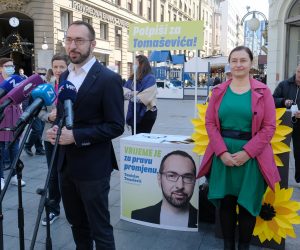 Zagreb, 22.04.2021 - Kandidat za gradonačelnika Zagreba političke platforme Možemo Tomislav Tomašević s kandidatkinjom za zamjenicu gradonačelnika Danijelom Dolenec i koordinatoricom radne grupe za Zeleni plan za Hrvatsku Jagodom Munić predstavio je Zeleni plan za Zagreb na konferenciji za medije u povodu obilježavanja Dana planeta Zemlje.
Na fotografiji Tomislav Tomašević, Jagoda Munić.
foto HINA/ Edvard ŠUŠAK/ es