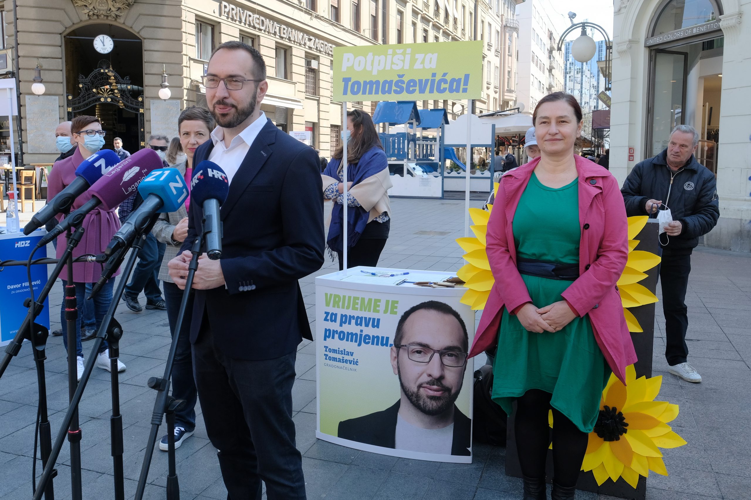 Zagreb, 22.04.2021 - Kandidat za gradonačelnika Zagreba političke platforme Možemo Tomislav Tomašević s kandidatkinjom za zamjenicu gradonačelnika Danijelom Dolenec i koordinatoricom radne grupe za Zeleni plan za Hrvatsku Jagodom Munić predstavio je Zeleni plan za Zagreb na konferenciji za medije u povodu obilježavanja Dana planeta Zemlje.
Na fotografiji Tomislav Tomašević, Jagoda Munić.
foto HINA/ Edvard ŠUŠAK/ es