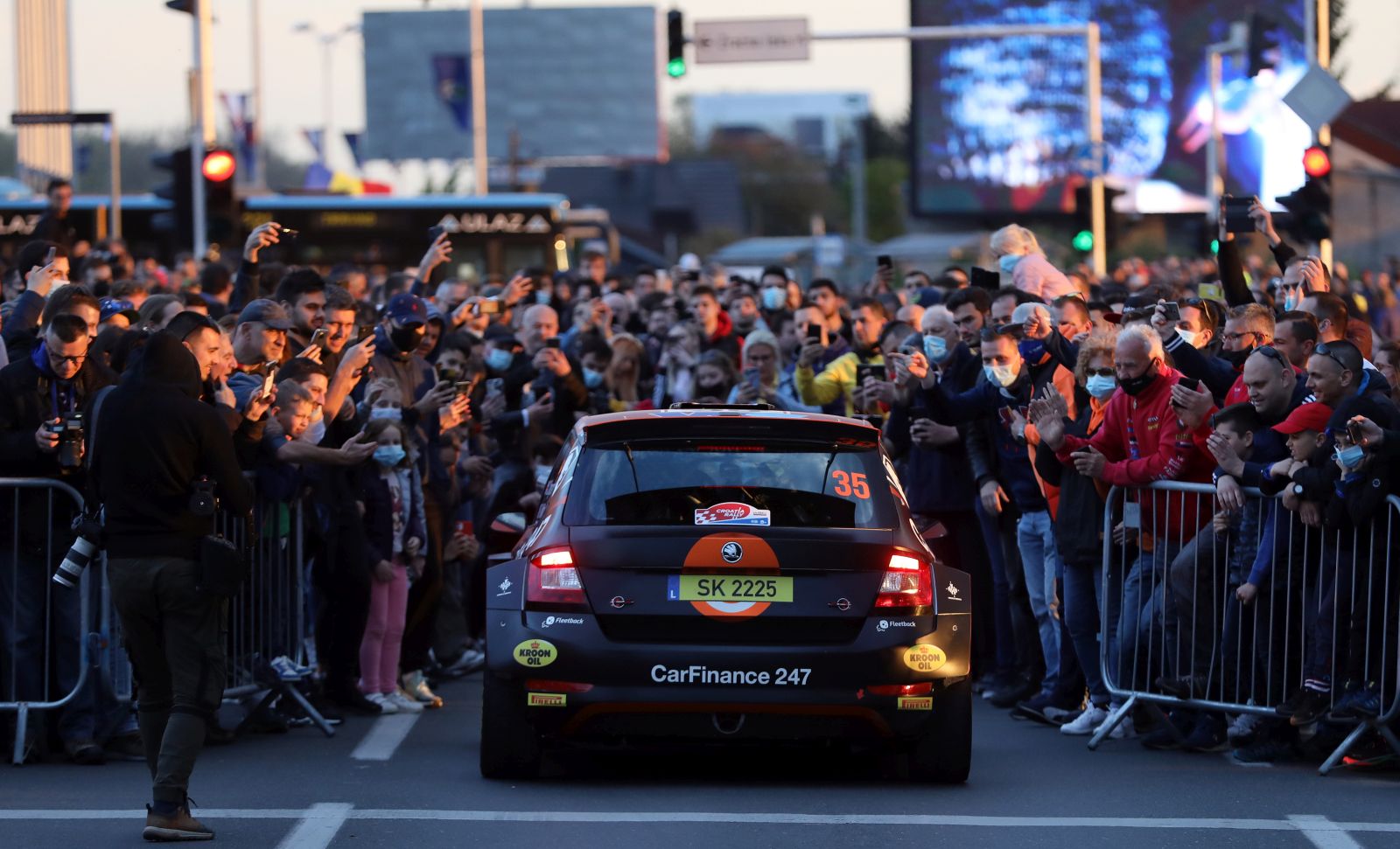 Zagreb, 22.04.2021 - Ceremonijalni start WRC Croatia Rallya ispred Nacionalne i sveuciline knjinice u Zagrebu. Na slici mnotvo gradana skupilo se kod NSK kako bi ispratili vozace na startu.
foto HINA/ Damir SENCAR /ds