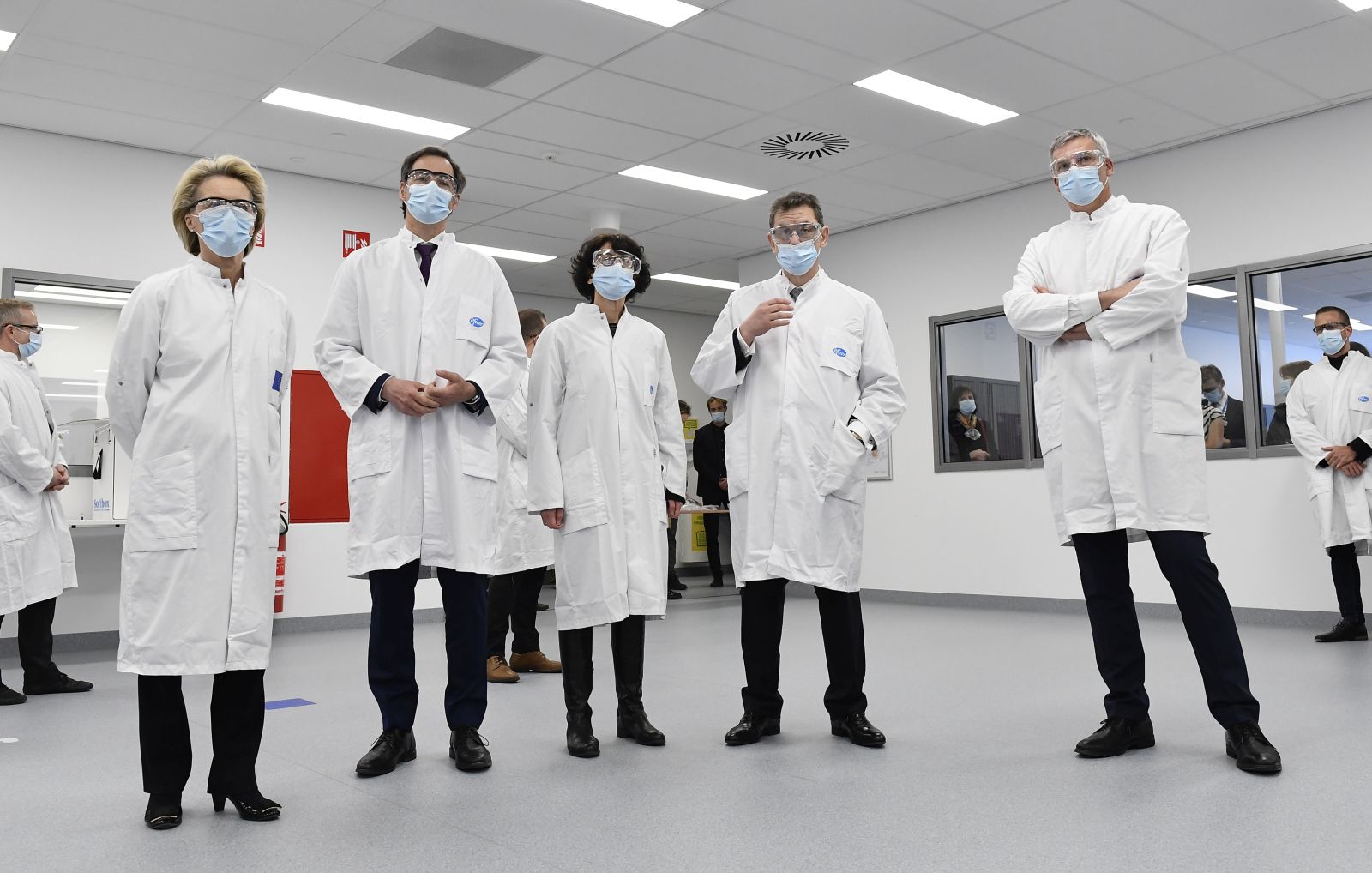 epa09155011 (L-R) European Commission President Ursula von der Leyen, Belgium's Prime Minister Alexander De Croo,  German scientist, CMO and co-founder of BioNTech Ozlem Tureci, Pfizer CEO Albert Bourla and Pfizer Manufacturing Belgium's Managing Director Luc Van Steenwinkel  oversee the production of the Pfizer-BioNtech Covid-19 vaccine during a visit of the factory of US pharmaceutical company Pfizer in Puurs, Belgium, 23 April 2021.  EPA/JOHN THYS / POOL