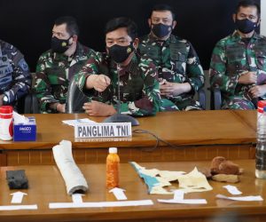 epa09156256 Indonesian military Chief Hadi Tjahjanto (C) displays debris believed to be from a missing Indonesian Navy submarine KRI Nanggala during a press conference at a command in Ngurah Rai Airport in Bali, Indonesia, 24 April 2021. The German-made submarine was reported missing on 21 April 2021 near the island of Bali with 53 people on board while preparing to conduct a torpedo drill, the the Indonesian National Armed Forces said.  EPA/MADE NAGI