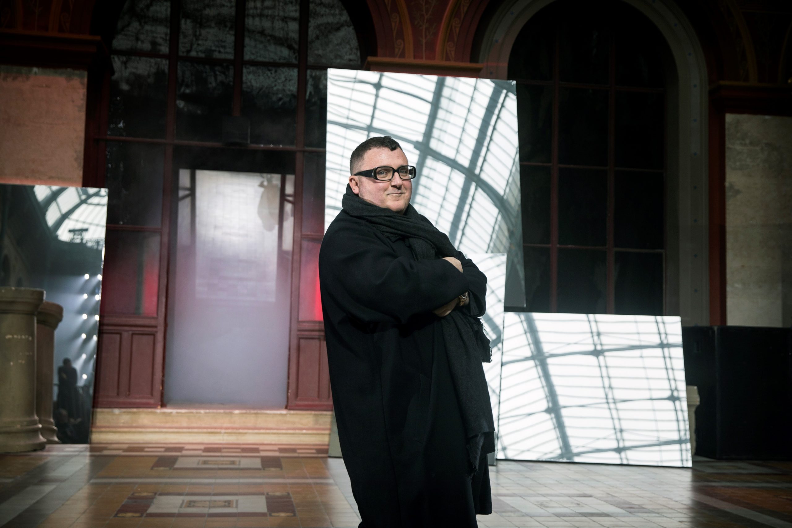 epa09158119 (FILE) - US designer Alber Elbaz of the French fashion house Lanvin acknowledges guests after presentating his Fall/Winter 2015/16 Men's collection during the Paris Fashion Week, in Paris, France, 25 January 2015 (reissued 25 April 2021). According to Richemont company, Alber Elbaz has died aged 59 on 24 April 2021.  EPA/ETIENNE LAURENT *** Local Caption *** 51760765