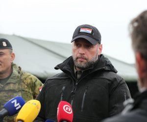 Đakovo/Gašinci, 27.04.2021. - Predsjednik RH Zoran Milanović i ministar obrane Mario Banožić sudjelovali su na vojnoj vježbi HV-a na vojnom poligonu Gašinci, pod imenom “Stabilnost 21/1” u okviru idućeg kontigenta za Kosovo. Na fotografiji Mario Banožić.
foto HINA/ ml