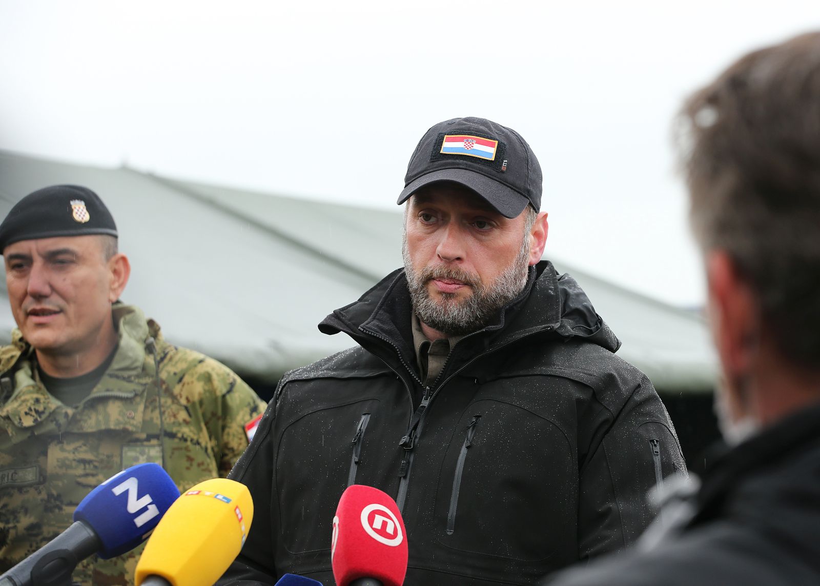 Đakovo/Gašinci, 27.04.2021. - Predsjednik RH Zoran Milanović i ministar obrane Mario Banožić sudjelovali su na vojnoj vježbi HV-a na vojnom poligonu Gašinci, pod imenom “Stabilnost 21/1” u okviru idućeg kontigenta za Kosovo. Na fotografiji Mario Banožić.
foto HINA/ ml