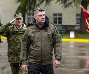 Split, 28.04.2021 - U vojarni 4. gardijske brigade Pauci održana je svečanost povodom uručenja beretki pripadnicima 3. mehanizirane bojne Pauci Gardijske mehanizirane brigade Hrvatske kopnene vojske. Na fotografiji predsjednik RH Zoran Milanović.
foto HINA/ Miroslav LELAS/ lm
