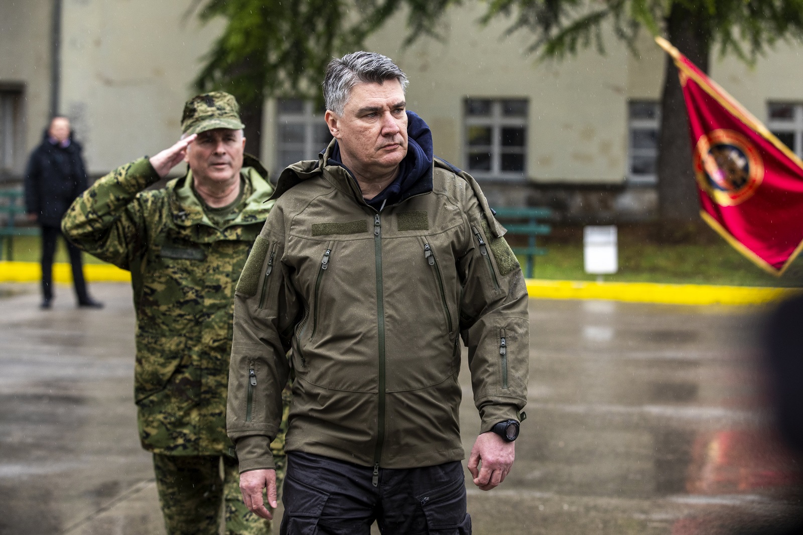 Split, 28.04.2021 - U vojarni 4. gardijske brigade Pauci održana je svečanost povodom uručenja beretki pripadnicima 3. mehanizirane bojne Pauci Gardijske mehanizirane brigade Hrvatske kopnene vojske. Na fotografiji predsjednik RH Zoran Milanović.
foto HINA/ Miroslav LELAS/ lm