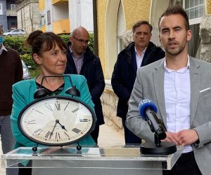 Pazin, 29.4.2021.- HDZ-ova kandidatkinja za istarsku upanicu dr. Irena Hrstiæ predala je u èetvrtak poslijepodne kandidacijsku listu upanijskom izbornom povjerenstvu ustvrdivi pritom kako je prikupila 4.800 potpisa koji joj predstavljaju, kako je rekla "veliki vjetar u leða i motivaciju za politièku borbu koja predstoji". Na slici Irena Hrstiæ i kandidat za doupana Istarske upanije Diego Antonèiæ. 
foto HINA/ Daniel SPONZA/u a