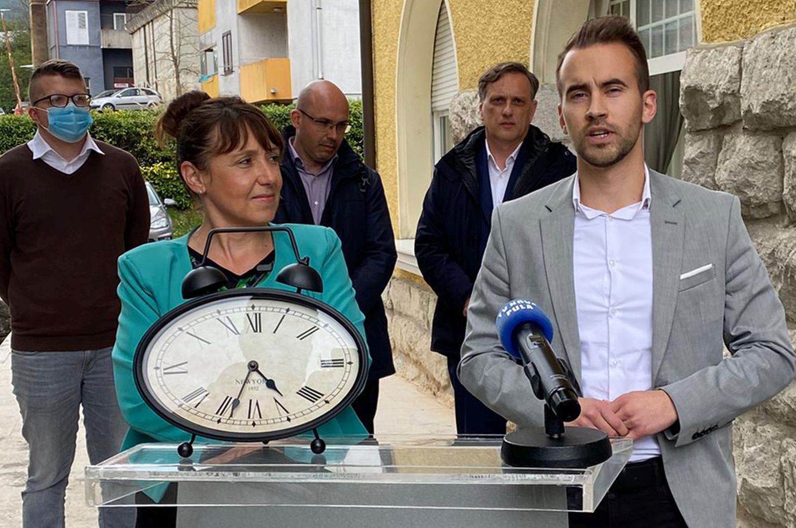 Pazin, 29.4.2021.- HDZ-ova kandidatkinja za istarsku upanicu dr. Irena Hrstiæ predala je u èetvrtak poslijepodne kandidacijsku listu upanijskom izbornom povjerenstvu ustvrdivi pritom kako je prikupila 4.800 potpisa koji joj predstavljaju, kako je rekla "veliki vjetar u leða i motivaciju za politièku borbu koja predstoji". Na slici Irena Hrstiæ i kandidat za doupana Istarske upanije Diego Antonèiæ. 
foto HINA/ Daniel SPONZA/u a