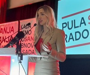 Pula, 29.4.2021.- SDP-ova kandidatkinja za gradonaèelnicu Pule Sanja Radoloviæ na predizbornom skupu odranom u èetvrtak naveèer poruèila je kako æe gospodarski oporavak i ponovno zapoljavanje ljudi koji su zbog krize izgubili radno mjesto biti njezin najveæi prioritet. 
foto HINA/ Daniel SPONZA/ ua