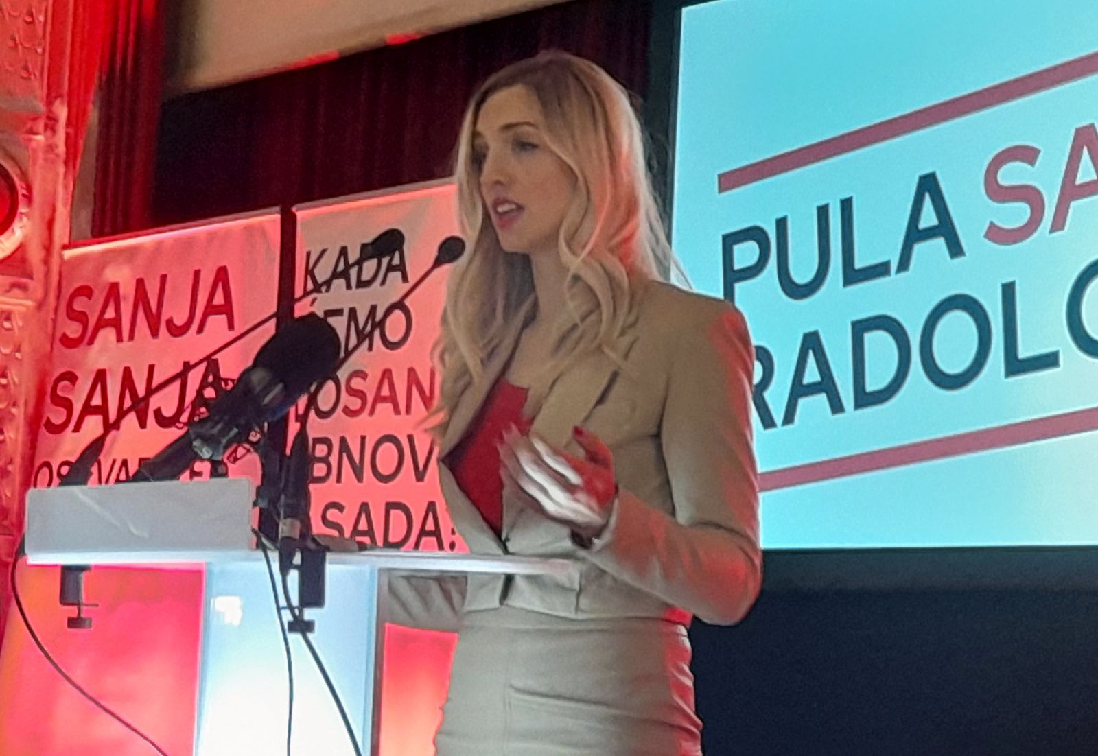 Pula, 29.4.2021.- SDP-ova kandidatkinja za gradonaèelnicu Pule Sanja Radoloviæ na predizbornom skupu odranom u èetvrtak naveèer poruèila je kako æe gospodarski oporavak i ponovno zapoljavanje ljudi koji su zbog krize izgubili radno mjesto biti njezin najveæi prioritet. 
foto HINA/ Daniel SPONZA/ ua