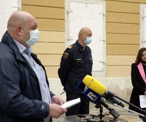 Rijeka, 30.04.2021. - Stožer civilne zaštite Primorsko-goranske županije na današnjoj tiskovnoj konferenciji koja je održana nakon sjednice Stožera izvjestio je da se mjere koje su u zadnjih mjesec dana bile u županiji ukidaju te se vraćaju na nacionalni program. U zadnja 24 sata u županiji je novozaraženih 176 od 1040 testiranih. Aktualnih zaraženih od coranavirusa u županiji je 2393 građana. Na slici Dobrica Rončević (L), Mladen Šćulac i Edita Stilin.
foto HINA/ Miljenko KLEPAC/ ml