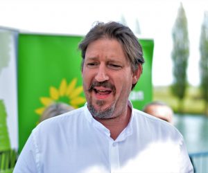Karlovac, 30.4.2021.- Kandidate koalicije Moemo!-Nova ljevica-Orah za karlovaèko Gradsko vijeæe, Draenu Poloviæ za gradonaèelnicu i kandidati za upanijsku skuptinu dobili su u petak u Karlovcu potporu europarlamentarca, supredsjednika Europske zelene stranke Thomasa Waitza. Na slici Thomas Waitz. 
foto HINA/ Mladen VOLARIÆ/ ua