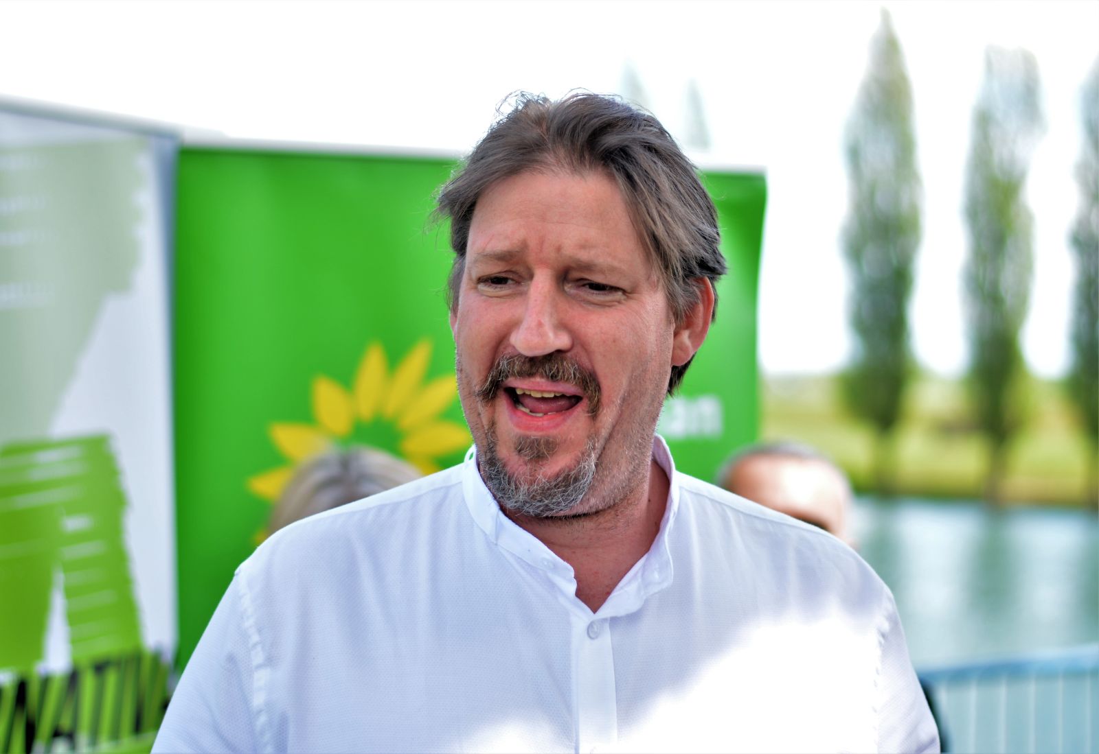 Karlovac, 30.4.2021.- Kandidate koalicije Moemo!-Nova ljevica-Orah za karlovaèko Gradsko vijeæe, Draenu Poloviæ za gradonaèelnicu i kandidati za upanijsku skuptinu dobili su u petak u Karlovcu potporu europarlamentarca, supredsjednika Europske zelene stranke Thomasa Waitza. Na slici Thomas Waitz. 
foto HINA/ Mladen VOLARIÆ/ ua