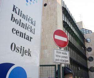 02.04.2020., Osijek - KBC Osijek trenutno ima cetiri ulaza u krug bolnice ali zbog novonastale situacije napravljena je nova organizacija ulaza i izlaza u KBC Osijek. Po tom rasporedu ulaz za sve bolesnike i djelatnike bolnice je istocni ulaz gdje je postavljen sator s termovizijskom kamerom kroz koji moraju proci svi koji dolaze u KBC.
Photo: Dubravka Petric/PIXSELL