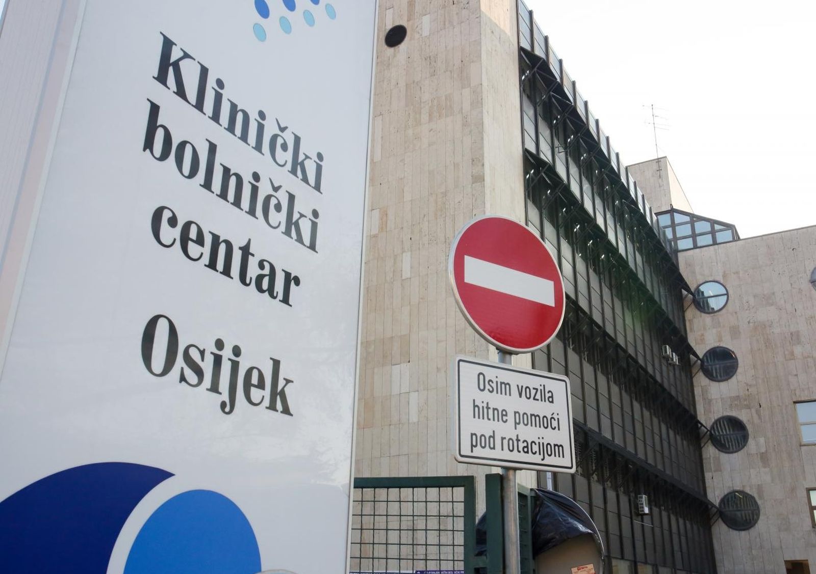 02.04.2020., Osijek - KBC Osijek trenutno ima cetiri ulaza u krug bolnice ali zbog novonastale situacije napravljena je nova organizacija ulaza i izlaza u KBC Osijek. Po tom rasporedu ulaz za sve bolesnike i djelatnike bolnice je istocni ulaz gdje je postavljen sator s termovizijskom kamerom kroz koji moraju proci svi koji dolaze u KBC.
Photo: Dubravka Petric/PIXSELL