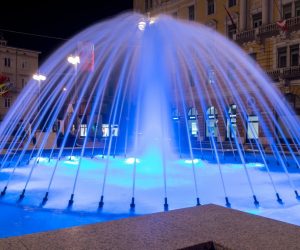 02.04.2020., Rijeka - Grad Rijeka ukljucio se u obiljezavanje Svjetskog dana svjesnosti o autizmu te su plavim svjetlom osvijetljene lucke dizalice, i fontane na Jadranskom trgu. Photo: Nel Pavletic/PIXSELL