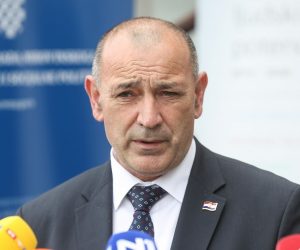 02.04.2021., Petrinja - Potpredsjednik Vlade i ministar hrvatskih branitelja Tomo Medved, ministar rada, mirovinskoga sustava,obitelji i socijalne politike Josip Aladrovic urucili su ugovore ukupne vrijednosti 6,7 milijuna kuna. Dodijeljena sredstva pridonijet ce smanjenju siromastva Petrinje kroz razvoj novih usluga i jacanje kompetencija nezaposlenih osoba i mladih u prostorijama JVP Petrinja. 
Photo: Zeljko Lukunic/PIXSELL