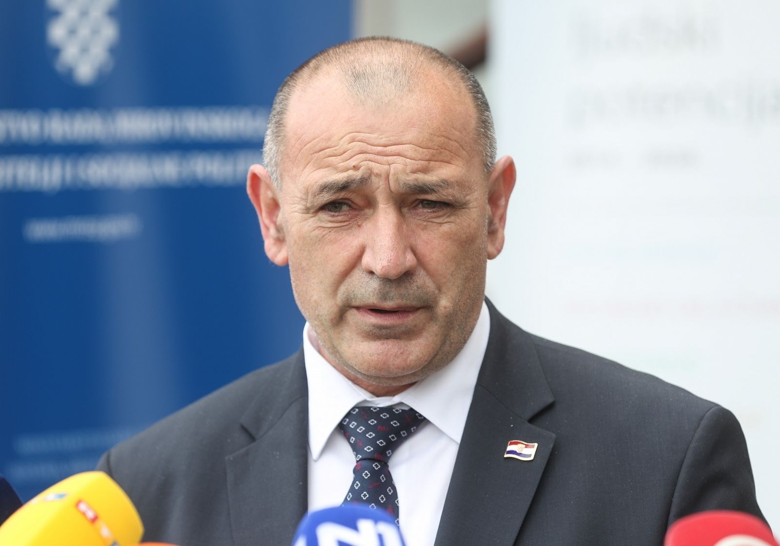 02.04.2021., Petrinja - Potpredsjednik Vlade i ministar hrvatskih branitelja Tomo Medved, ministar rada, mirovinskoga sustava,obitelji i socijalne politike Josip Aladrovic urucili su ugovore ukupne vrijednosti 6,7 milijuna kuna. Dodijeljena sredstva pridonijet ce smanjenju siromastva Petrinje kroz razvoj novih usluga i jacanje kompetencija nezaposlenih osoba i mladih u prostorijama JVP Petrinja. 
Photo: Zeljko Lukunic/PIXSELL