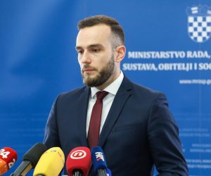03.04.2021., Zagreb - Ministar rada, mirovinskog sustava, obitelji i socijalne politike Josip Aladrovic i ravnateljica Uprave za obitelj i socijalnu politiku Marija Barilic dali su izjavu vezano uz rezultate upravnog nadzora Centra za socijalnu skrb u Novoj Gradiski. Photo: Emica Elvedji/PIXSELL