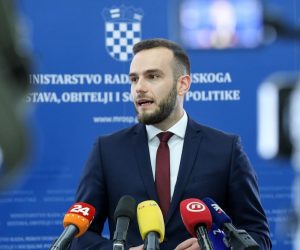 03.04.2021., Zagreb - Ministar rada, mirovinskog sustava, obitelji i socijalne politike Josip Aladrovic i ravnateljica Uprave za obitelj i socijalnu politiku Marija Barilic dali su izjavu vezano uz rezultate upravnog nadzora Centra za socijalnu skrb u Novoj Gradiski. Photo: Emica Elvedji/PIXSELL