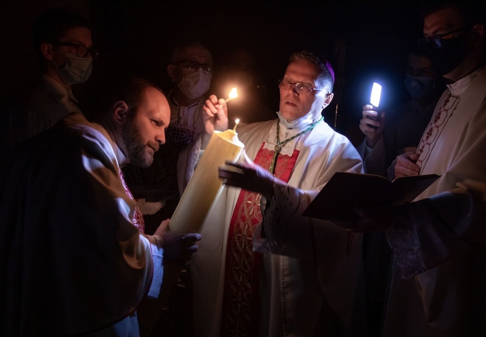 03.04.2021.,Osijek - Vazmeno bdjenje ili Uskrsno bdjenje krscansko je bogosluzje u noci izmedju Velike subote i Uskrsa. Svecano se slavi Isusovo uskrsnuce. U Rimokatolickoj Crkvi, na vazmeno bdjenje slavi se najvaznija sveta misa u liturgijskoj godini. Njome pocinje uskrsno vrijeme. Prvi se put izgovara "Aleluja" nakon korizme. Misu je predvodio nadbiskup Djuro Hranic. Photo: Davor Javorovic/PIXSELL