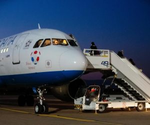 04.04.2020., Medjunarodna zracna luka Zagreb - Franjo Tudjman, Zagreb - Drugi izvanredni let Croatia Airlinesa iz Amsterdama stigao je veceras u Zagreb s putnicima koji su u koordinaciji s hrvatskom vladom vraceni u Hrvatsku iz zemalja Europe. 
Photo: Daniel KASAP/HINA/POOL/PIXSELL