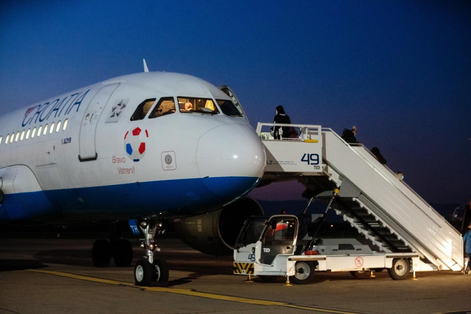 04.04.2020., Medjunarodna zracna luka Zagreb - Franjo Tudjman, Zagreb - Drugi izvanredni let Croatia Airlinesa iz Amsterdama stigao je veceras u Zagreb s putnicima koji su u koordinaciji s hrvatskom vladom vraceni u Hrvatsku iz zemalja Europe. 
Photo: Daniel KASAP/HINA/POOL/PIXSELL