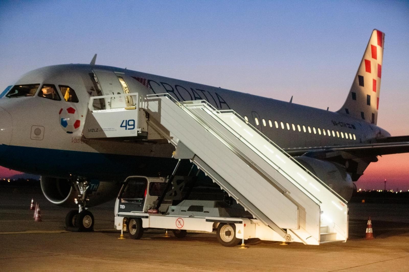 04.04.2020., Medjunarodna zracna luka Zagreb - Franjo Tudjman, Zagreb - Drugi izvanredni let Croatia Airlinesa iz Amsterdama stigao je veceras u Zagreb s putnicima koji su u koordinaciji s hrvatskom vladom vraceni u Hrvatsku iz zemalja Europe. 
Photo: Daniel KASAP/HINA/POOL/PIXSELL