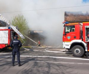 04.04.2021. Zagreb - Jutros je izbio pozar na Savskoj cesti, a prema prvim informacijama, zapalila se napustena baraka izmedju izlaza na Savsku i nadvoznjaka zbog cega se gusti dim nadvio nad Knezijom.

 Photo: Bruno Fantulin/PIXSELL