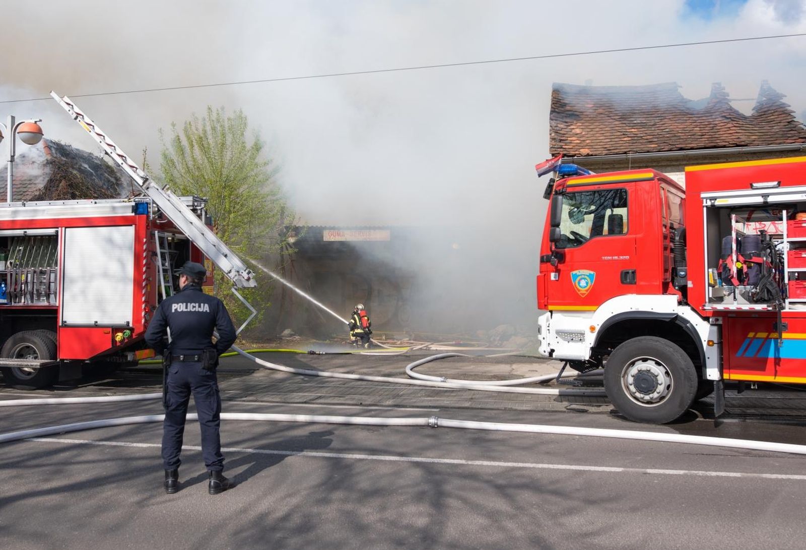 04.04.2021. Zagreb - Jutros je izbio pozar na Savskoj cesti, a prema prvim informacijama, zapalila se napustena baraka izmedju izlaza na Savsku i nadvoznjaka zbog cega se gusti dim nadvio nad Knezijom.

 Photo: Bruno Fantulin/PIXSELL