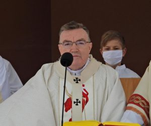 04.04.2021,Marija Bistrica - Zagrebacki nadbiskup kardinal Josip Bozanic predvodio je na najveci krscanski blagdan Uskrs euharistijsko slavlje u crkvi bl. Alojzija Stepinca na otvorenom 
Photo: Zeljko Hladika/PIXSELL