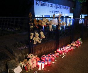 04.04.2021., Zagreb - Ispred djecje bolnice u Klaicevoj gradjani su se poceli spontano okupljati i na ogradi ostavljati poruke i igracke i  paliti svijece za umrlu djevojcicu.
Photo: Emica Elvedji/PIXSELL