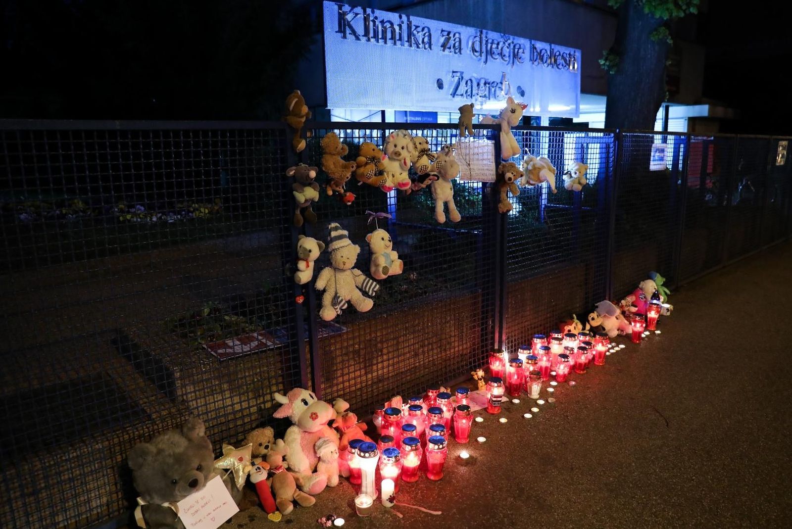 04.04.2021., Zagreb - Ispred djecje bolnice u Klaicevoj gradjani su se poceli spontano okupljati i na ogradi ostavljati poruke i igracke i  paliti svijece za umrlu djevojcicu.
Photo: Emica Elvedji/PIXSELL