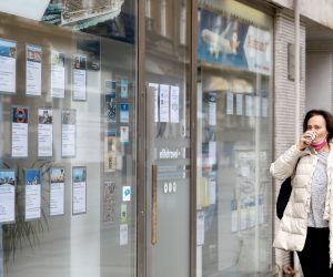 05.03.2021., Zagreb - Udruga hrvatskih putnickih agencija (UHPA) pozdravila je najavljenu odluku Vlade RH da u mjere za obestecenja ugrozenih gospodarskih djelatnosti ukljuci i turisticke agencije koje je pandemije dovela na rub propasti. Prema podacima Porezne uprave i Drzavnog zavoda za statistiku prosjecan pad u djelatnosti turistickih agencija kontinuirano je tijekom 2020. godine bio iznad 85 posto.
Photo: Patrik Macek/PIXSELL