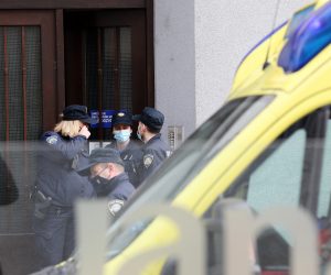 05.03.2021., Zagreb - intervencija policije i vatrogasaca, muskarac prijeti i zatvorio se u stan a na prozoru ostavio poruku da su u stanu bombe.
Photo: Emica Elvedji/PIXSELL